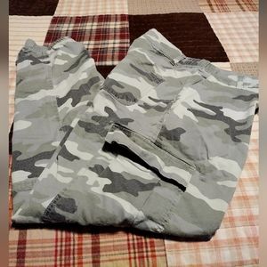 American Eagle Outfitters Camo Cargos, Size 2 Regular